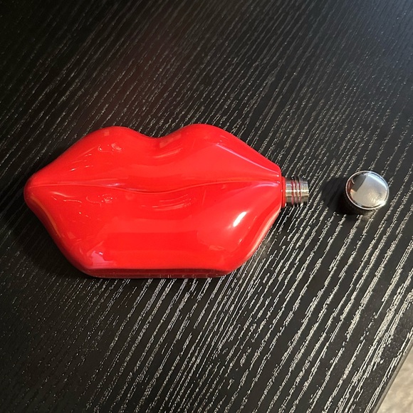 Red Lip-Shaped Makeup Container - Picture 4 of 6